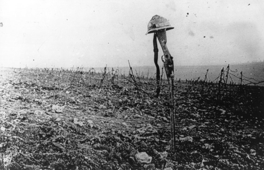 A French soldier's grave, marked by his rifle and helmet, on the battlefield of Verdun. (Photo by Hulton Archive/Getty Images)
